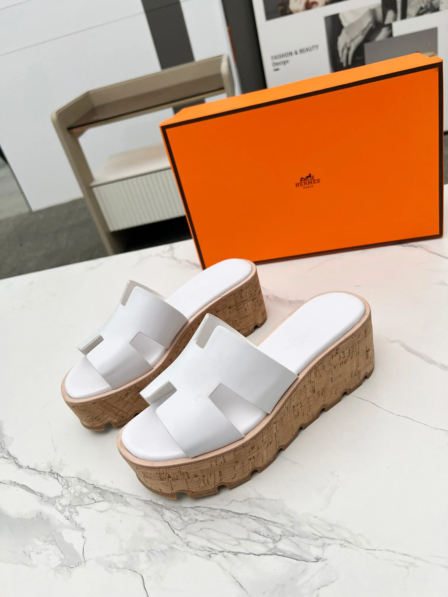 👟👟Ex-factory price 400👟👟 Hermès, upgraded version and workmanship materials. Hermes®🔴The highest version of handmade shoes on the market✨✨ Top product Hermès platform shoes🐎——————————The new model in early spring is the same as the original version, handmade by masters! ❥High-end customization, exclusive products, the highest version in the industry⚠❥Using: Hermers upper: Italian imported cowhide + sheepskin lining (pursuing top walking comfort) ✨～～〰〰〰〰❥ Packing: full set of original packaging━━━━Hermes━━━━━ size: 35-41 (42) customized and non-returnable)